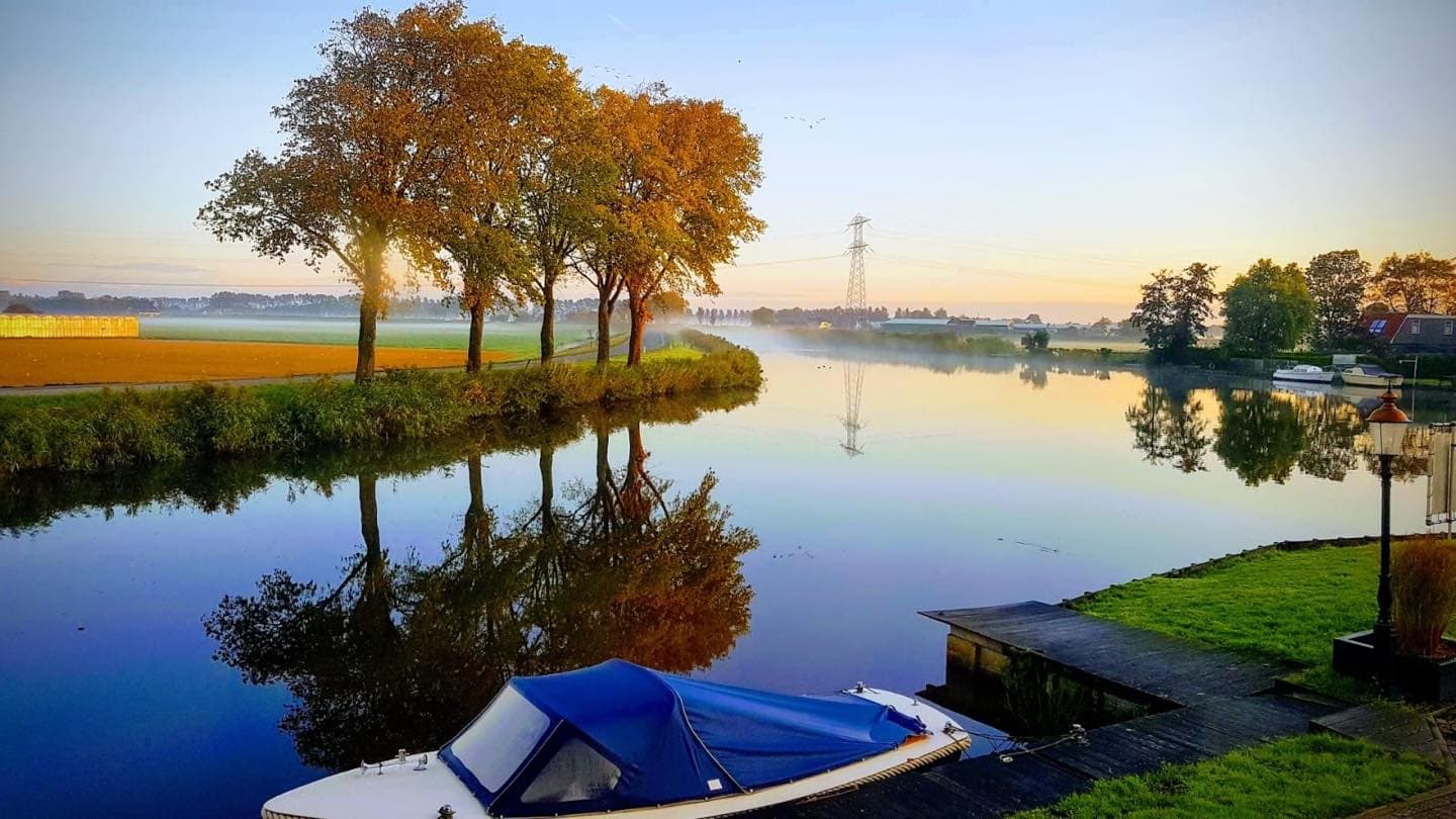Strijkmolens Rustenburg met uitzicht op het water